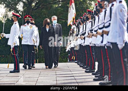 Singapour, Singapour. 23 août 2021. Le vice-président américain Kamala Harris, à gauche, passe en revue les troupes escortées par le Premier ministre de Singapour Lee Hsien Loong au Palais présidentiel le 23 août 2021 à Singapour. Harris est à Singapour pour une visite de plusieurs nations à travers l'Asie. Credit: Planetpix/Alamy Live News Banque D'Images