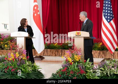 Singapour, Singapour. 23 août 2021. Le vice-président américain Kamala Harris, à gauche, tient une conférence de presse conjointe avec le Premier ministre de Singapour, Lee Hsien Loong, au Palais présidentiel le 23 août 2021 à Singapour. Harris est à Singapour pour une visite de plusieurs nations à travers l'Asie. Credit: Planetpix/Alamy Live News Banque D'Images