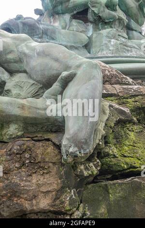 Antwerpen, Belgique - 1er août 2021 : statue de Brabo en bronze vert sur Grote Markt. Gros plan sur le détail : le bras sans main du géant Antigoon. Banque D'Images