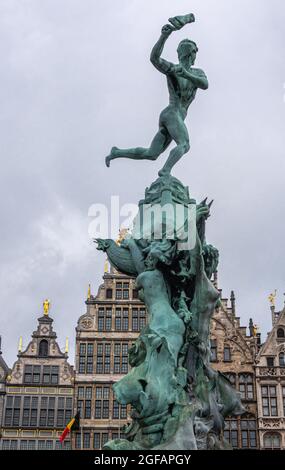 Antwerpen, Belgique - 1er août 2021 : statue de Brabo en bronze vert sur Grote Markt. Détails sur le lancement de la main, tandis que le bateau est soutenu par les femmes, encore une fois Banque D'Images