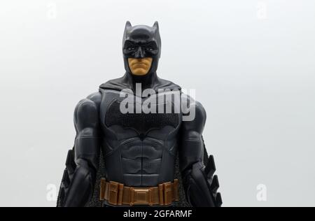 Bologne - Italie - 25 août 2021: Batman vs Superman figure d'action de film sur fond blanc. Batman de DC Comics. Banque D'Images