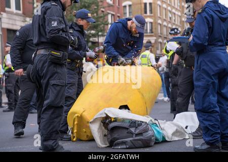 Cambridge Circus, Londres, Royaume-Uni. 24 août 2021. Les manifestants pour le changement climatique contre l'extinction rébellion protestant à Cambridge Circus , bloquant la route de Charing Cross en chemin vers Trafalgar Square. Credit: Xiu Bao/Alamy Live News Banque D'Images