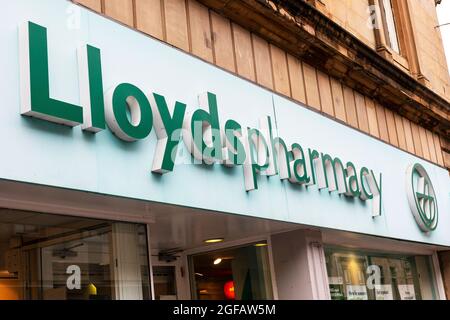 Logo Lloyds Pharmacy au-dessus d'un magasin de pharmacie, Paisley, Royaume-Uni Banque D'Images