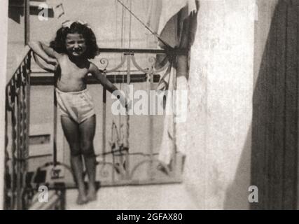 1948 CA , BOLOGNE , ITALIE : la plus célèbre chanteuse pop italienne Showgirl, actrice , danseuse et personnalité de télévision Raffaella Carrà ( née Raffaella Maria Roberta Pelloni , 1943 - 2021 ), quand était une jeune fille de 5 ans . Photographe inconnu .- RAFFAELA - HISTOIRE - FOTO STORICHE - Personalità da bambini bambini bambina da giovane - personnalités quand était jeune petite fille - CARRA - CARRA' - INVANZIA - ENFANCE - ENFANTS - ENFANT - MUSIQUE POP - MUSICA - cantante - FILM - FILM - ATTRICE - ACTRICE - ICÔNE GAY - ICONA - HISTOIRE - FOTO STORICHE - PORTRAIT - RITRATTO --- ARCHIVIO Banque D'Images