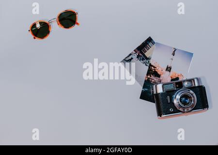 IASI, ROUMANIE - 12 juillet 2018: Un collage sur fond blanc affichant les éléments suivants: Sélection aléatoire de cartes postales italiennes, lunettes de soleil et un o Banque D'Images