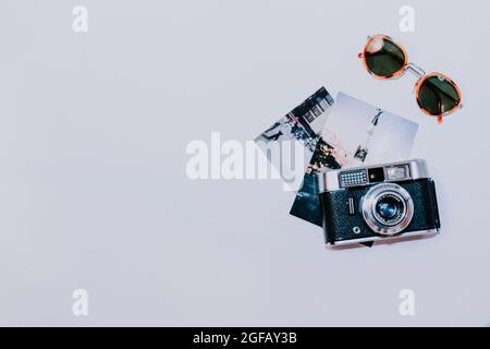 IASI, ROUMANIE - 27 juillet 2018: Un collage sur fond blanc affichant les éléments suivants: Sélection aléatoire de cartes postales italiennes, lunettes de soleil et un o Banque D'Images