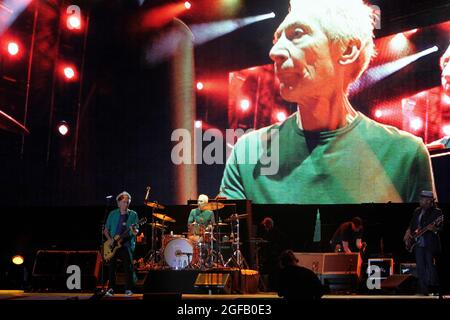 24 août 2021, Londres, Angleterre: (Image du fichier) le batteur Rolling Stones Charlie Watts, est décédé à l'âge de 80 ans à Londres le 24 août 2021. Sa mort, dans un hôpital, a été annoncée par son attaché de presse, Bernard Doherty. Aucun autre détail n'a été fourni immédiatement. Image de fichier - Charlie Watts se présentant avec les Rolling Stones au festival de musique Rock in Rio à Lisbonne en 2014. (Image de crédit : © Pedro Fiuza/ZUMA Press Wire) Banque D'Images