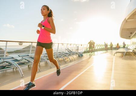 Croisière fitness course jeune femme jogging sur les pistes de pont du navire de voyage des Caraïbes. Vacances d'été vie active Banque D'Images