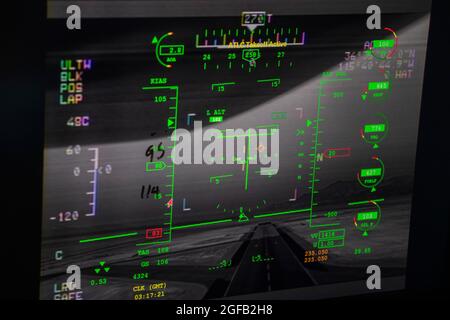 Un pilote MQ-9 Reaper du 489e Escadron d'attaque prend son envol en utilisant la capacité de décollage et d'atterrissage automatique à la base aérienne de Creech, Nevada, le 3 août 2021. Le 489e ATKS est le premier escadron de commandement de combat aérien à utiliser la capacité de décollage et d'atterrissage automatique (ATLC) du MQ-9 Reaper (États-Unis) Photo de la Force aérienne par le sergent d'état-major. Omari Bernard) Banque D'Images