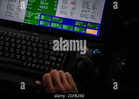 Un pilote MQ-9 Reaper du 489e Escadron d'attaque se prépare à prendre le décollage en utilisant la capacité de décollage et d'atterrissage automatique à la base aérienne de Creech, Nevada, le 3 août 2021. Cette capacité est un facteur clé pour MQ-9 Agile combat Employment et, associée à la prochaine mise à niveau logicielle de MQ-9 et à la réception de la station de commande d'avions portables, elle va changer la façon dont elle sera utilisée dans les salles de cinéma du monde entier. (É.-U. Photo de la Force aérienne par le sergent d'état-major. Omari Bernard) Banque D'Images