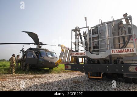 Les citoyens-soldats de l'Aviation de la Garde nationale de l'Armée de Porto Rico continuent de contribuer aux efforts de secours à Haïti, le 22 août 2021. Les gardes sont dans le pays depuis août 17 et ont jusqu'à présent achevé 11 missions, ce qui représente plus de 66 heures de vol. (Photo de la Garde nationale de l'armée par le Sgt. Agustin Montanez/publié) Banque D'Images