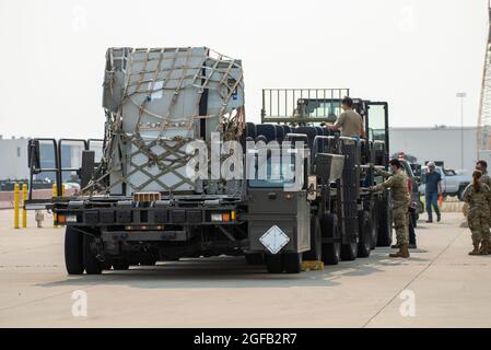 Le personnel du 60e Escadron du port aérien et du 82e Escadron du port aérien charge les sièges de rallonge KC-10 sur un chargeur K-Loader en préparation pour le chargement sur une Super Galaxy C-5M, le 20 août 2021, à la base aérienne de Travis, en Californie. L'équipement de la rallonge KC-10 a été préparé pour le transport à l'appui de l'effort d'évacuation en Afghanistan. La U.S. Air Force, en appui au ministère de la Défense, a déplacé ses forces dans le théâtre pour faciliter le départ et le déplacement en toute sécurité des citoyens américains, des bénéficiaires de visas d'immigration spéciaux et des populations afghanes vulnérables de l'Afghanistan. (É.-U. Photo de la Force aérienne par Heide Couch) Banque D'Images