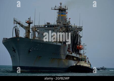 PORT DE DJIBOUTI, Djibouti (21 août 2021) le lubrificateur de la flotte de la classe Henry J. Kaiser USNS Patuxent (T-AO 201) arrive à l’embarcadère du port de Djibouti pour recevoir une charge de fournitures, un effort coordonné par le département d’approvisionnement du Camp Lemonnier le 21 août 2021. Camp Lemonnier, Djibouti (CLdJ) sert de base expéditionnaire pour les forces militaires américaines fournissant, soutien à des navires, des aéronefs et du personnel qui assurent la sécurité dans toute l'Europe, l'Afrique et l'Asie du Sud-Ouest. La CLdJ permet des opérations maritimes et de combat dans la Corne de l'Afrique, tout en favorisant des relations positives entre les États-Unis et l'Afrique. L'ba Banque D'Images