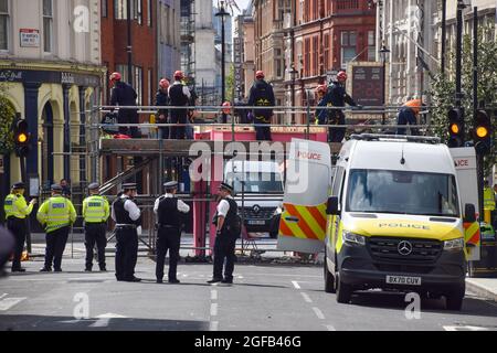 Londres, Royaume-Uni. 24 août 2021. La police était encore occupée à démanteler la table géante de la rébellion à Covent Garden le lendemain de la manifestation.(Credit: Vuk Valcic / Alamy Live News) Banque D'Images