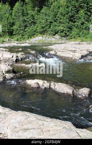 Une vue panoramique sur l'eau qui coule au-dessus de River Rocks Banque D'Images