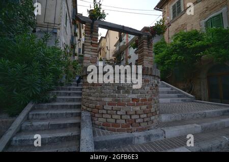 L'escalier de la ville de Corinaldo, Marche, Italie, est un puits d'eau médiéval en brique Banque D'Images