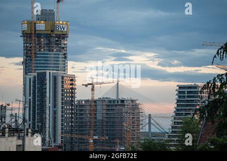 Photo du chantier de construction de Beograd na vodi, ou front de mer de Beograd, avec un accent sur la tour Kula Belgrade. Front de mer de Belgrade, connu à Ser Banque D'Images