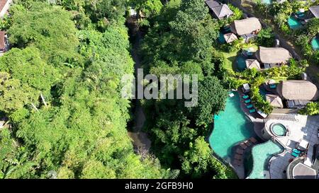Vue aérienne de jardins loisirs house cottage complexe avec étang dans la région écologique sur la journée ensoleillée. L'architecture moderne, d'une richesse Banque D'Images