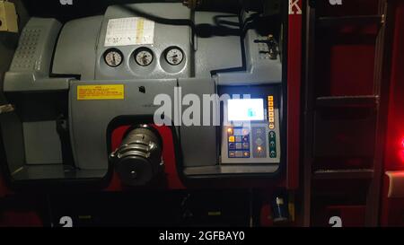 Le toit de la maison est en feu. Le bâtiment résidentiel brûler, village. Les pompiers ont incendié. Camion d'incendie, phares et panneau, signal de sirène. Banque D'Images