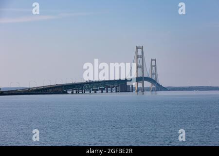 Vue sur le pont Mackinaw le matin Banque D'Images