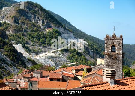 Vue sur la ville de Colonnata, Carrare, Toscane, Italie. Banque D'Images