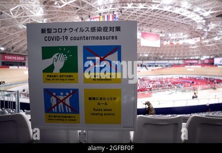 Un panneau de contre-mesures Covid-19 pendant le vélo d'appartement au vélodrome d'Izu le premier jour des Jeux paralympiques de Tokyo de 2020 au Japon. Date de la photo: Mercredi 25 août 2021. Banque D'Images