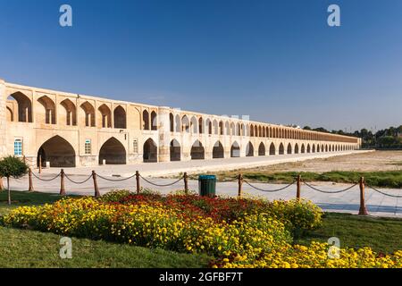 Pont historique de Khaju (si o se Pol), au-dessus de la rivière Zayanderud, Ispahan (Esfahan), province d'Ispahan, Iran, Perse, Asie occidentale, Asie Banque D'Images