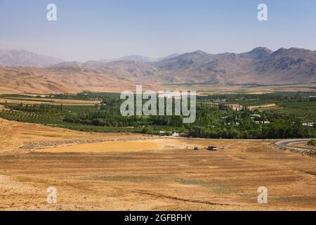 Vue sur le terrain agricole et le village sur les hautes terres, route 78, montagnes Zagros, Islam Abad, province de Fars, Iran, Perse, Asie occidentale, Asie Banque D'Images