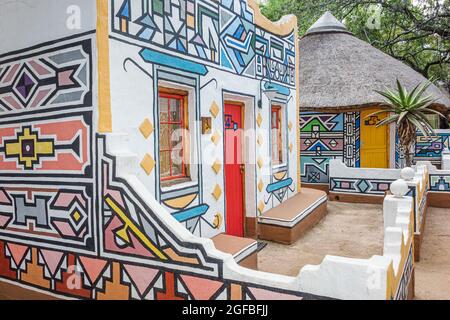 Johannesburg Afrique du Sud, Lesedi African Lodge & Cultural Village Zulu Xhosa, Pedi Basotho Ndebele Resort clients hôtel hôtel art coloré Banque D'Images