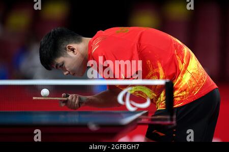 Le Zhao Shuai de Chine en action dans le tennis de table du groupe B de classe 8 pour hommes au Gymnasium métropolitain de Tokyo le premier jour des Jeux paralympiques de Tokyo de 2020 au Japon. Date de la photo: Mercredi 25 août 2021. Banque D'Images