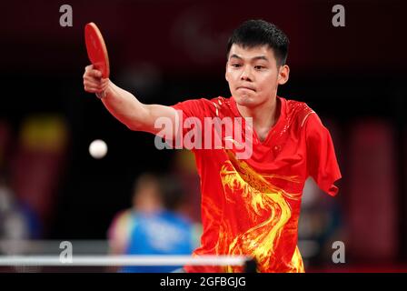 Le Zhao Shuai de Chine en action dans le tennis de table du groupe B de classe 8 pour hommes au Gymnasium métropolitain de Tokyo le premier jour des Jeux paralympiques de Tokyo de 2020 au Japon. Date de la photo: Mercredi 25 août 2021. Banque D'Images