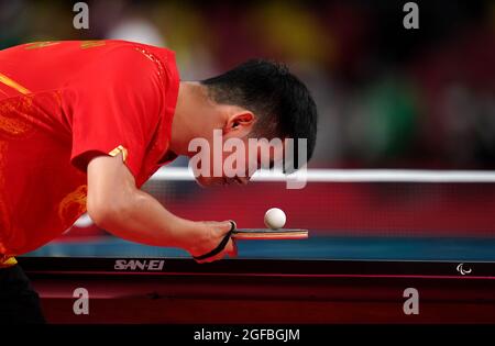 Le Zhao Shuai de Chine en action dans le tennis de table du groupe B de classe 8 pour hommes au Gymnasium métropolitain de Tokyo le premier jour des Jeux paralympiques de Tokyo de 2020 au Japon. Date de la photo: Mercredi 25 août 2021. Banque D'Images