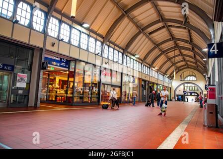 Vue à l'intérieur de la gare centrale de Lubeck. Prise à Lubeck, en Allemagne, le 16 juillet 2016 Banque D'Images