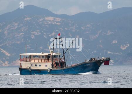Trawler chinois, eaux méridionales de Hong Kong, mer de Chine méridionale, au sud de l'île de po Toi, Hong Kong, Chine 22nd août 2021 Banque D'Images