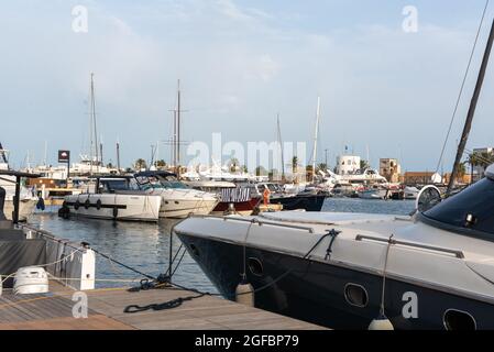 Formentera, Espagne: 2021 août 25: Habitants du port de Formentera à l'été 2021. Banque D'Images