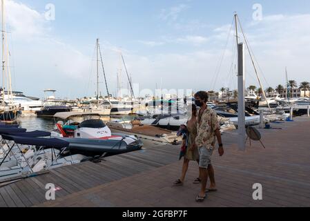 Formentera, Espagne: 2021 août 25: Habitants du port de Formentera à l'été 2021. Banque D'Images