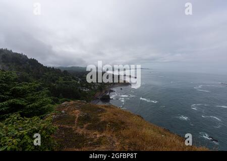 Une vue spectaculaire sur la côte sauvage et magnifique de l'Oregon le matin Banque D'Images