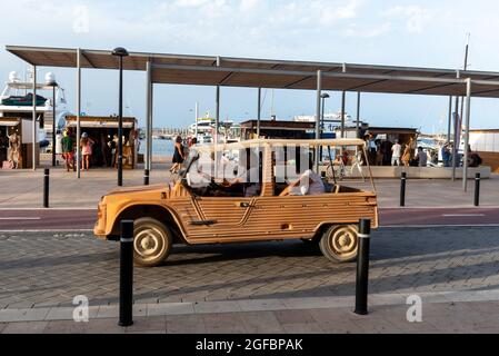 Formentera, Espagne: 2021 août 25: Ville de la Savina dans le port de Formentera à l'été 2021. Banque D'Images