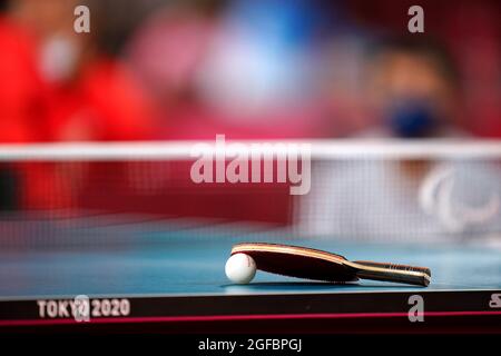 Une batte et une balle reposent sur une table pendant le tennis de table au Tokyo Metropolitan Gymnasium le premier jour des Jeux paralympiques de Tokyo en 2020 au Japon. Date de la photo: Mercredi 25 août 2021. Banque D'Images