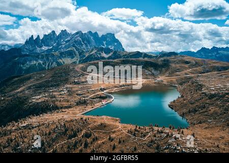 Paysage d'été idyllique avec lac de montagne clair dans les Alpes. Banque D'Images