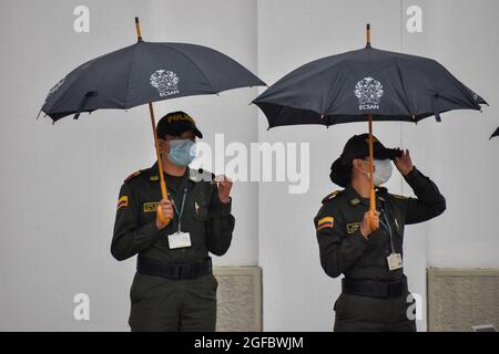 Les officiers de police colombiens utilisant des parapluies comme ministre de la défense de la Colombie, le général de police Jorge Luis Vargas et le maire de Bogota parlent à la presse après le sommet colombien pour la sécurité des citoyens et la vie comme cas de délicatesse, Des vols et des assinations ont eu lieu de façon générale le mois dernier, les gouverneurs et maires des principales régions de Colombie ont participé à Bogota, en Colombie, le 24 août 2021. Banque D'Images