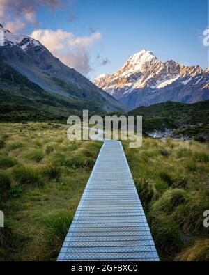 Une promenade sur la piste de Hooker Valley Trail, le parc national Aoraki/Mt Cook, Canterbury, South Island, Nouvelle-Zélande Banque D'Images