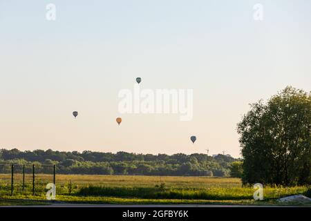 Des ballons d'air chaud colorés s'envolent dans le ciel au crépuscule ou à l'aube. Survolez le brouillard au lever ou au coucher du soleil avec un magnifique fond de ciel. Voyages et tourisme Banque D'Images