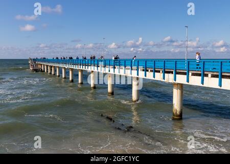 Zelenogradsk, Russie - 6 août 2021 : les gens marchent sur la jetée bleue, sur la côte de la mer Baltique Banque D'Images