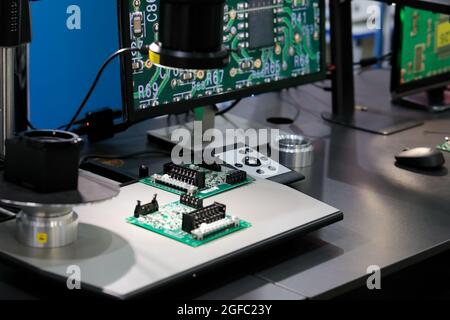 Système d'inspection avec microscope numérique pour vérifier la qualité de la soudure électronique des circuits imprimés. Mise au point sélective. Banque D'Images