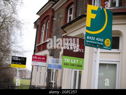 Photo du dossier datée du 08/02/17 d'une rangée de à Let des enseignes d'agent immobilier placées à l'extérieur de maisons dans le nord de Londres. Selon le rapport d'une banque, la valeur du secteur privé loué en Grande-Bretagne a augmenté de 5.8% l'année dernière pour atteindre 1.4 billions de livres sterling. Les prix de l'immobilier ont grimpé de 9.9 % entre mars de cette année et le début de la pandémie, aidé par le jour férié pour les droits de timbre, a déclaré Shawbrook Bank. Date de publication : le mercredi 25 août 2021. Banque D'Images