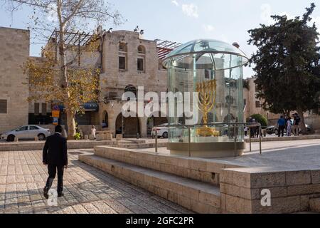 Jérusalem, Israël, 10 septembre 2018 : Menorah - la lampe dorée à sept tonneaux. L'emblème juif national et religieux près des portes de Dung dans le Banque D'Images