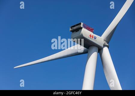 Viana do Castelo, Portugal. 24 août 2021. Détail d'une éolienne au large de la côte de Viana do Castelo.le Windfloat Atlantique est un projet d'énergie éolienne situé à 20 kilomètres au large de la côte de Viana do Castelo, dans le nord du Portugal. Ce parc éolien flottant est le premier à être installé en Europe continentale et est capable de produire de l'énergie pour 60,000 maisons en un an. Les trois éoliennes qui composent le parc éolien flottant peuvent fournir une capacité installée de 25 MW. (Photo de Hugo Amaral/SOPA Images/Sipa USA) crédit: SIPA USA/Alay Live News Banque D'Images