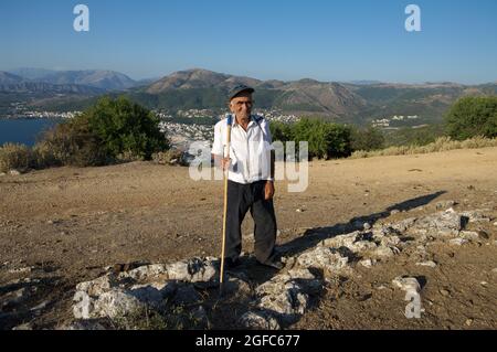 Économie et agriculture en Grèce portrait d'un berger âgé avec un bâton de bois dans les collines du golfe d'Igoumenitsa Banque D'Images