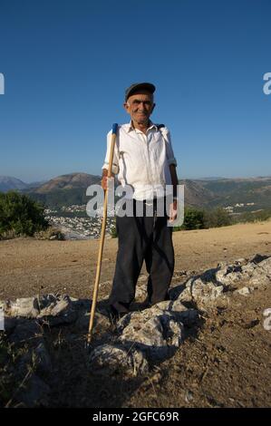 Économie et agriculture en Grèce portrait d'un berger âgé avec un bâton de bois dans les collines du golfe d'Igoumenitsa Banque D'Images